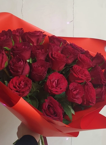 Букет из 25 красных роз Кения от интернет-магазина цветов в 