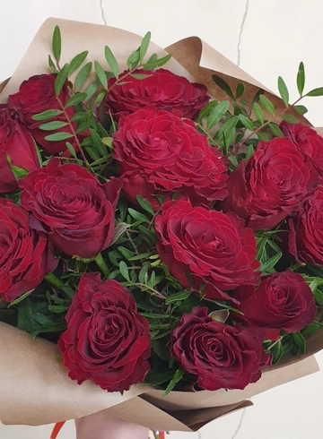 Букет из 13 роз Кения от интернет-магазина цветов в 