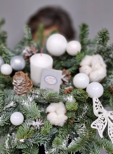 Новогодняя с бантом от интернет-магазина цветов в 