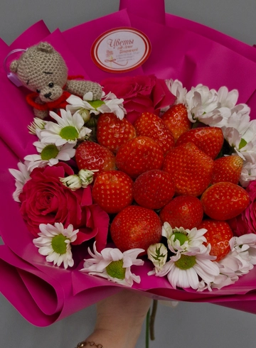 Клубничка с игрушкой от интернет-магазина цветов в 