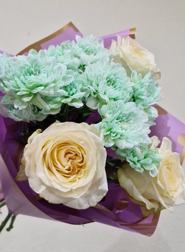 Розы на полянке от интернет-магазина цветов в 