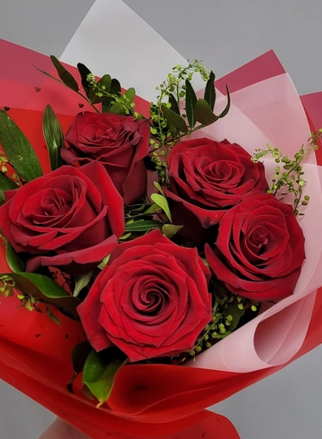 Алые розы от интернет-магазина цветов в 