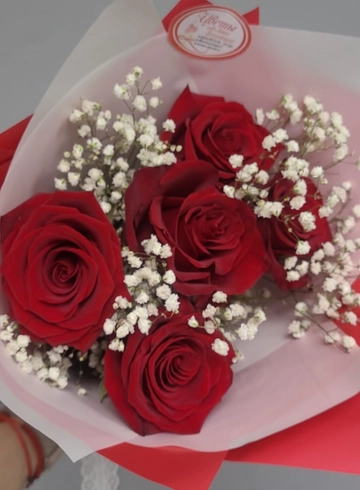 5 красных роз с гипсофилой от интернет-магазина цветов в 
