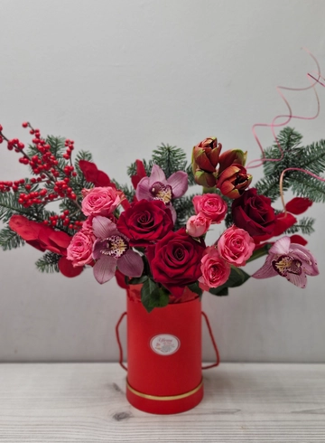 Композиция в коробке новогодняя &laquo;Нобилис в красном&raquo; от интернет-магазина цветов в 