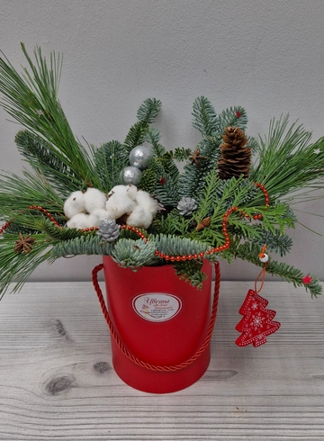 Красная с разными хвойными от интернет-магазина цветов в 