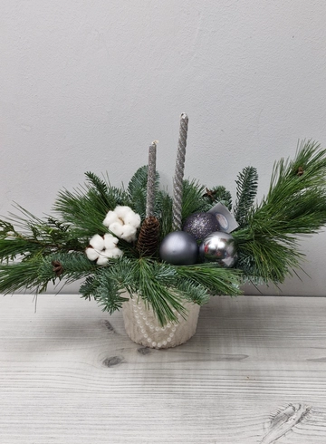 Композиция из хвойных  ,,Вязаная с жемчугом,, от интернет-магазина цветов в 