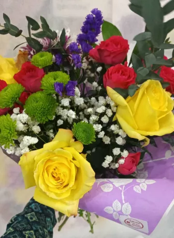 Сборный букет &laquo;Яркая радость&raquo; от интернет-магазина цветов в 