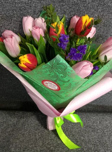 Букет из тюльпанов Весенний рай от интернет-магазина цветов в 