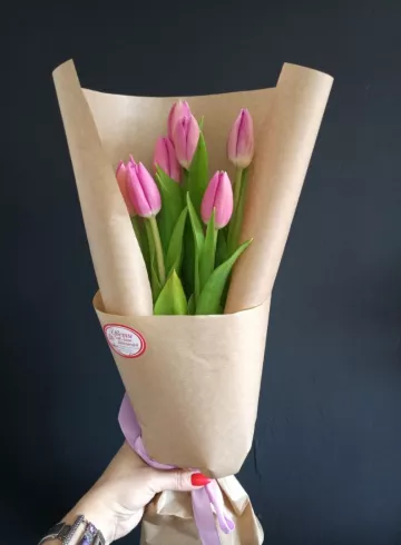 Букет из 7 тюльпанов от интернет-магазина цветов в 