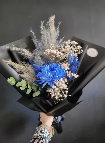 Сборный букет &laquo;Синие блики&raquo; от интернет-магазина цветов в 