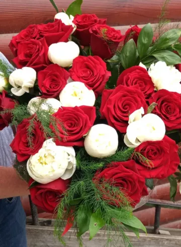 Букет «Красное и белое» от интернет-магазина цветов в 