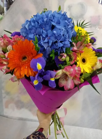 Сборный букет с гортензией «Нежные мечты» от интернет-магазина цветов в 