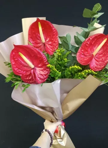 Букет с антуриумом от интернет-магазина цветов в 