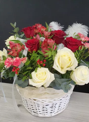Корзина &laquo;Желаю счастья&raquo; от интернет-магазина цветов в 