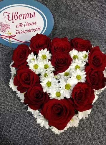 Ослепительная женщина от интернет-магазина цветов в 