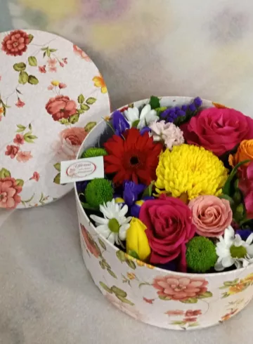 Круглая коробка «Микс» от интернет-магазина цветов в 