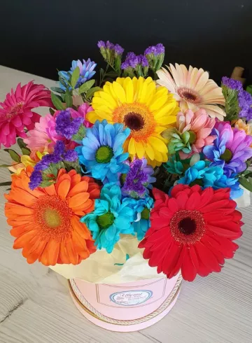 Шляпная коробка &laquo;Улыбка&raquo; от интернет-магазина цветов в 