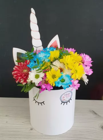 Композиция микс в коробке «Единорожка» от интернет-магазина цветов в 