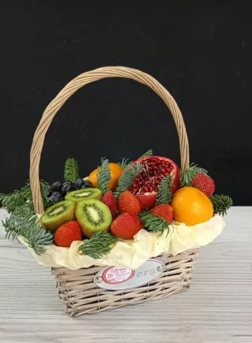 Фруктовая корзина &laquo;Еловая с витаминами&raquo; от интернет-магазина цветов в 