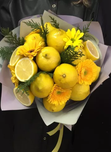 Фудбукет &laquo;Яркий день&raquo; от интернет-магазина цветов в 