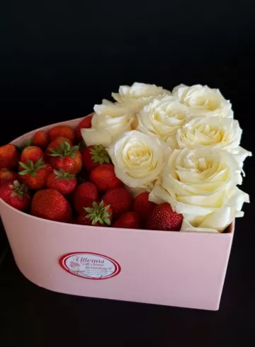 Коробочка-сердце из роз и клубники от интернет-магазина цветов в 