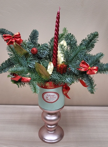 Композиция из нобилиса со свечой от интернет-магазина цветов в 